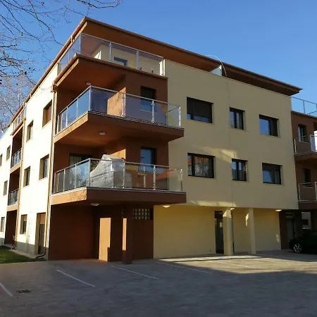 Azur Wellness Apartman 公寓 *